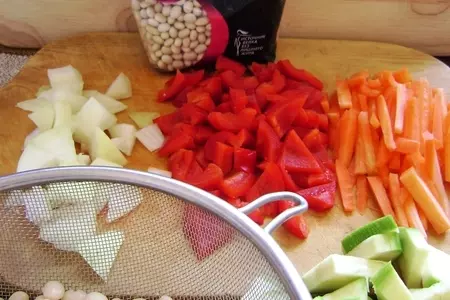 Острый салат из белой фасоли с овощами: шаг 1