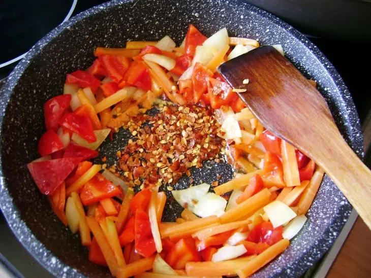 Острый салат из белой фасоли с овощами: шаг 3