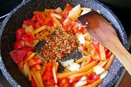 Острый салат из белой фасоли с овощами: шаг 3