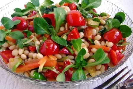 Острый салат из белой фасоли с овощами: шаг 5