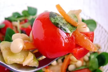 Острый салат из белой фасоли с овощами: шаг 8