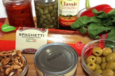 Спагетти с ореховым тапенадом, черри, вялеными помидорами и тунцом: шаг 1