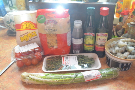 Фарфалле с креветками-темпура, томатами в соусе бальзамик и луковой запвавкой: шаг 1