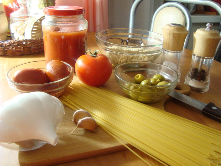 Спагетти с томатами (еда в пост).: шаг 1