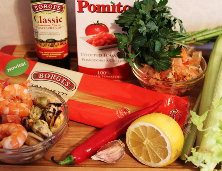 Спагетти с креветками и мидиями в ароматном соусе: шаг 1