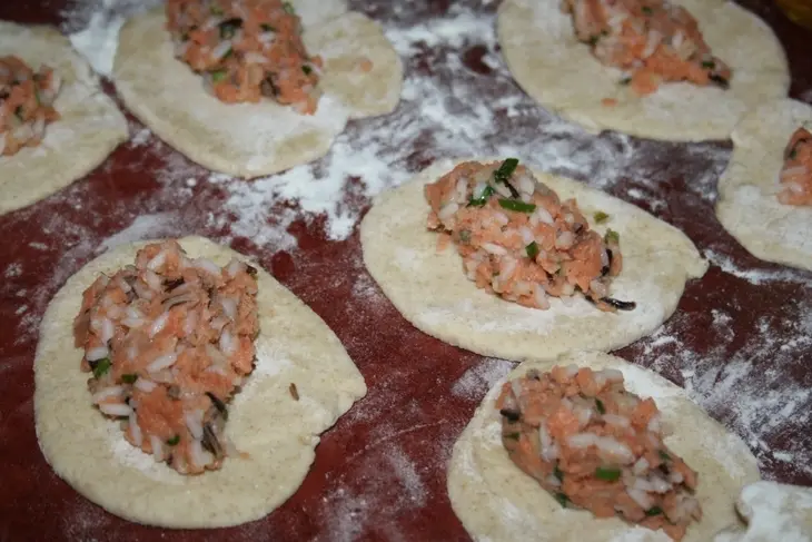Пирожки с красной рыбой и рисом: шаг 6