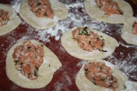 Пирожки с красной рыбой и рисом: шаг 6