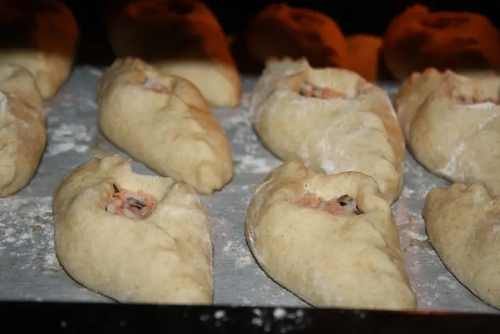 Пирожки с красной рыбой и рисом: шаг 8