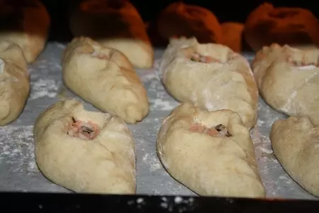 Пирожки с красной рыбой и рисом: шаг 8