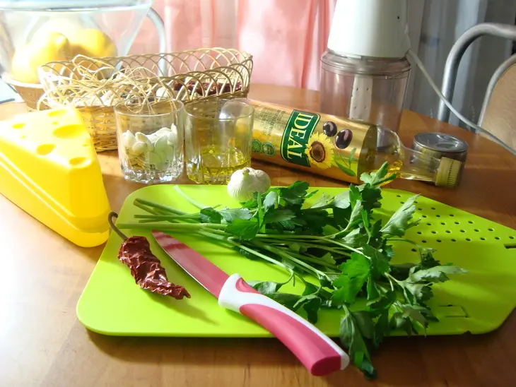 Сырные шарики из моцареллы с зелёным салатом и соусом песто.: шаг 1