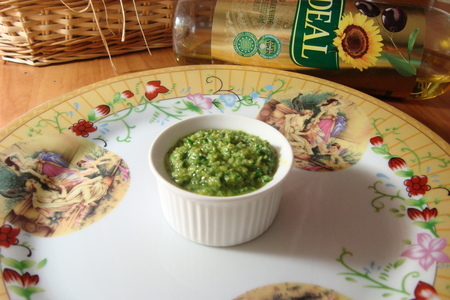 Сырные шарики из моцареллы с зелёным салатом и соусом песто.: шаг 3