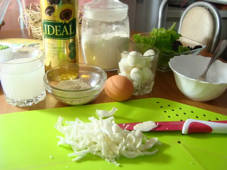 Сырные шарики из моцареллы с зелёным салатом и соусом песто.: шаг 4