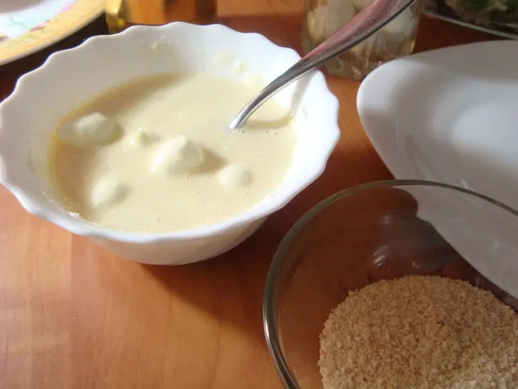 Сырные шарики из моцареллы с зелёным салатом и соусом песто.: шаг 5
