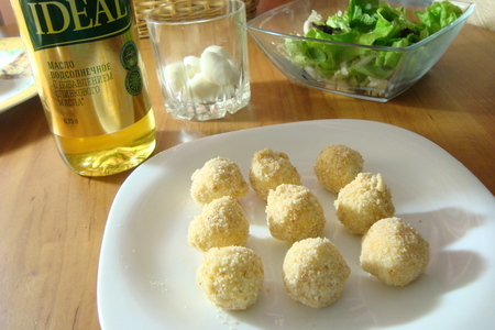 Сырные шарики из моцареллы с зелёным салатом и соусом песто.: шаг 7