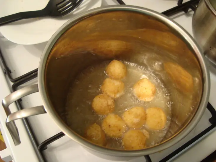 Сырные шарики из моцареллы с зелёным салатом и соусом песто.: шаг 8