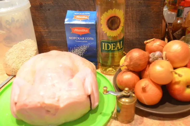 Курица, фаршированная перловкой и яблоками.: шаг 1