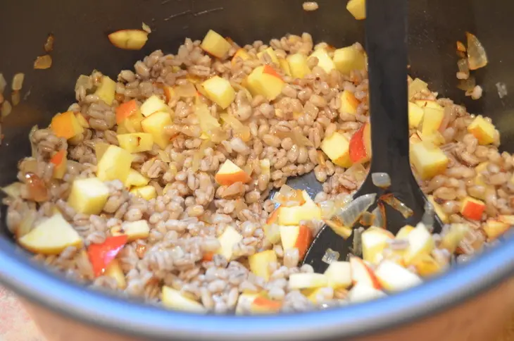 Курица, фаршированная перловкой и яблоками.: шаг 6
