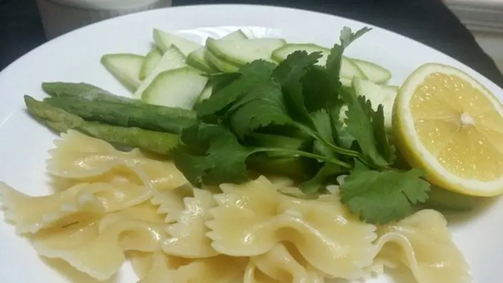 Фарфалле с овощами и соусом из кинзы: шаг 1