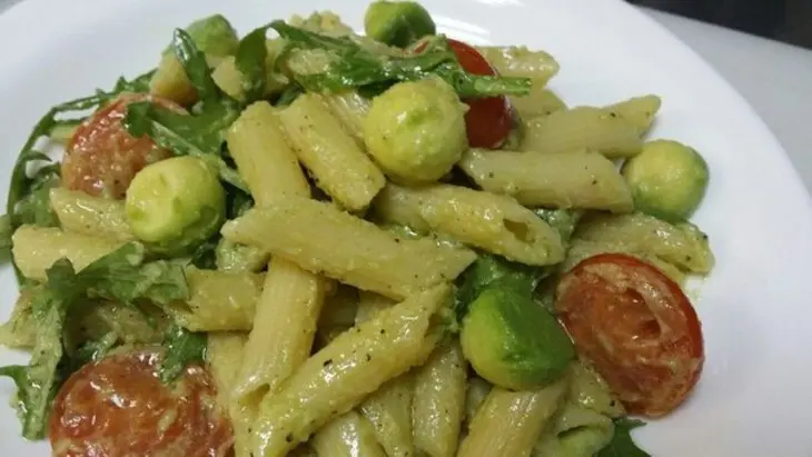 Пенне с рукколой,черри и соусом из авокадо: шаг 7