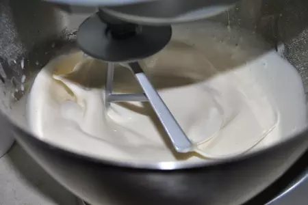 Золотая курочка, фаршированная сырными роллами из блинов: шаг 1
