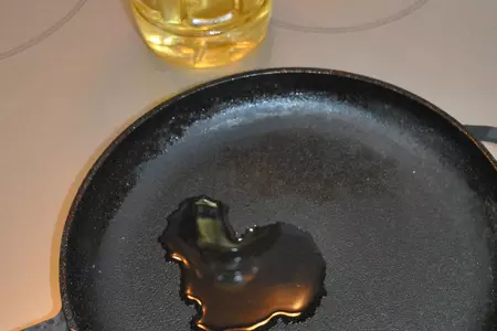 Золотая курочка, фаршированная сырными роллами из блинов: шаг 2