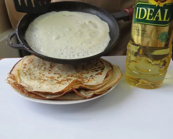 Золотая курочка, фаршированная сырными роллами из блинов: шаг 3