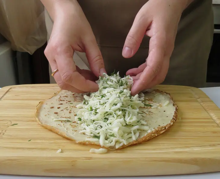 Золотая курочка, фаршированная сырными роллами из блинов: шаг 5
