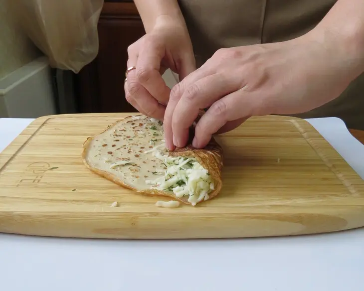 Золотая курочка, фаршированная сырными роллами из блинов: шаг 6