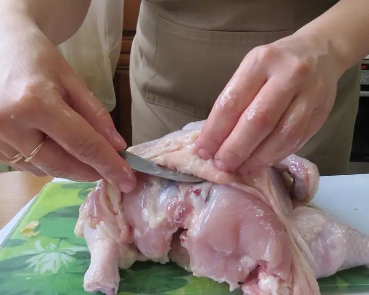 Золотая курочка, фаршированная сырными роллами из блинов: шаг 7