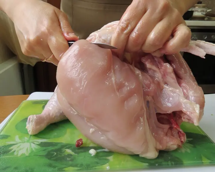 Золотая курочка, фаршированная сырными роллами из блинов: шаг 8