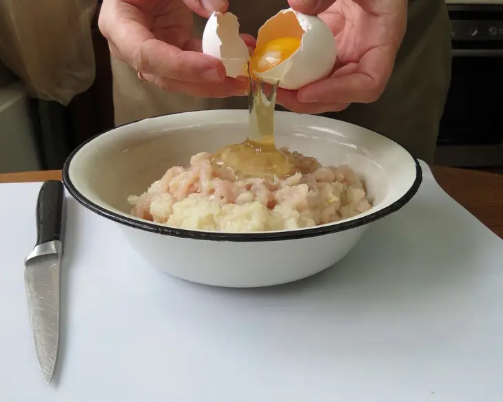Золотая курочка, фаршированная сырными роллами из блинов: шаг 11