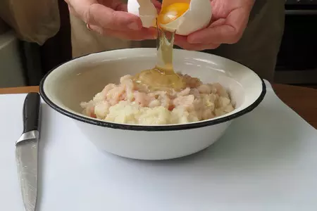 Золотая курочка, фаршированная сырными роллами из блинов: шаг 11