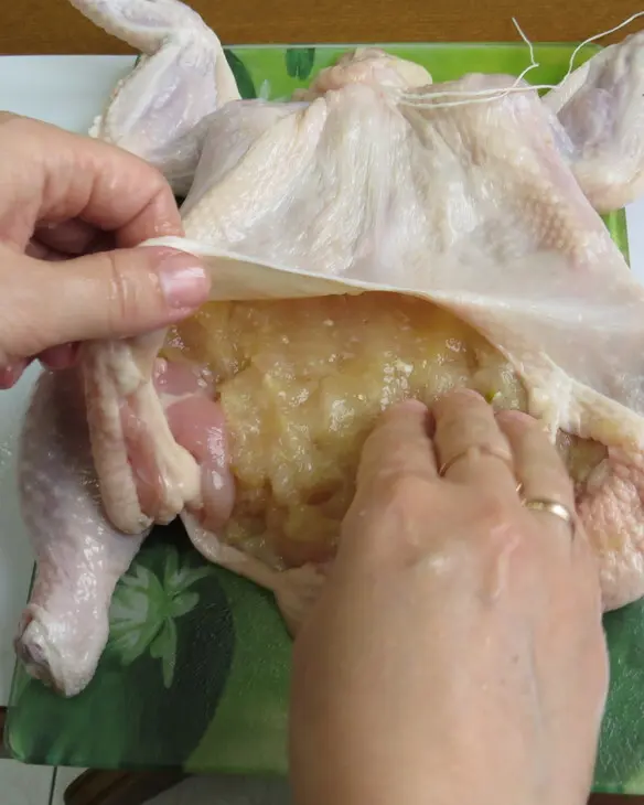 Золотая курочка, фаршированная сырными роллами из блинов: шаг 12
