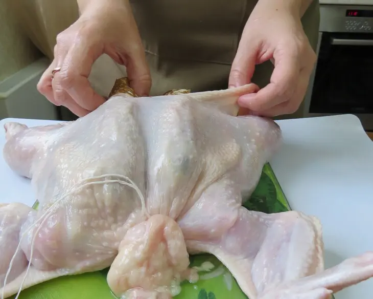 Золотая курочка, фаршированная сырными роллами из блинов: шаг 14