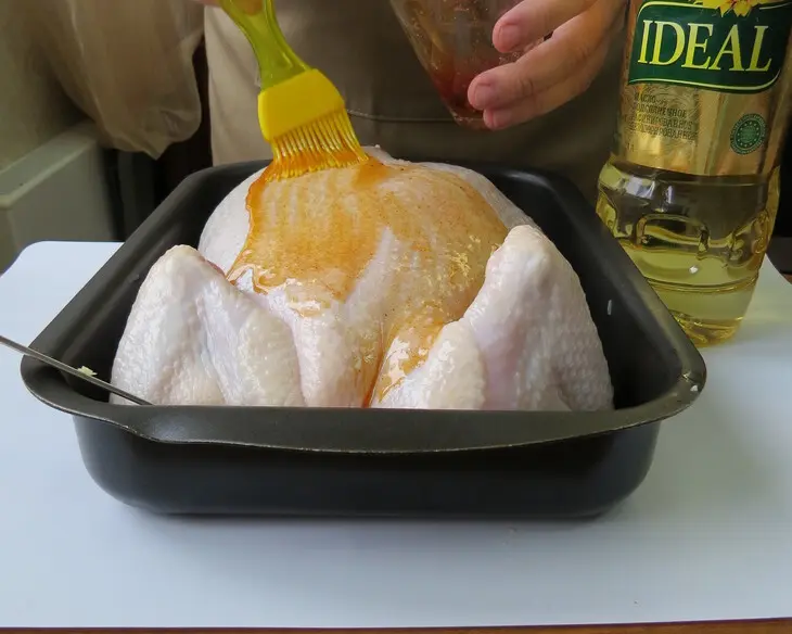 Золотая курочка, фаршированная сырными роллами из блинов: шаг 17