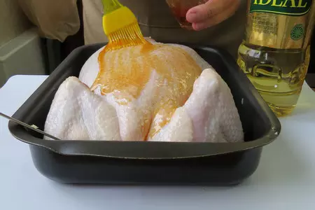 Золотая курочка, фаршированная сырными роллами из блинов: шаг 17