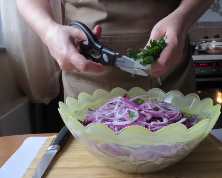 Золотая курочка, фаршированная сырными роллами из блинов: шаг 21