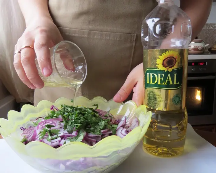 Золотая курочка, фаршированная сырными роллами из блинов: шаг 23