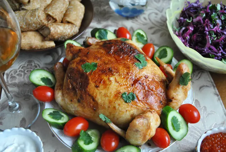 Золотая курочка, фаршированная сырными роллами из блинов: шаг 25