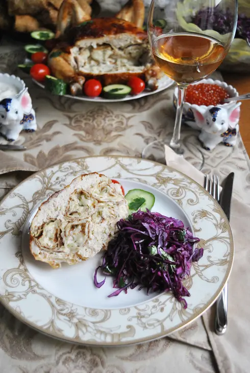 Золотая курочка, фаршированная сырными роллами из блинов: шаг 26