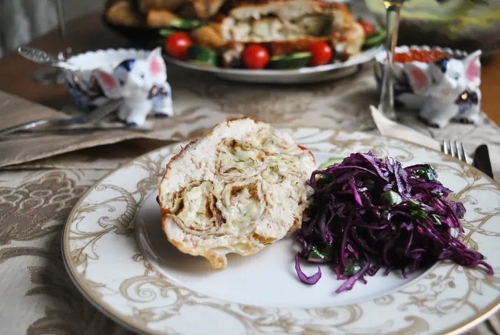 Золотая курочка, фаршированная сырными роллами из блинов: шаг 27