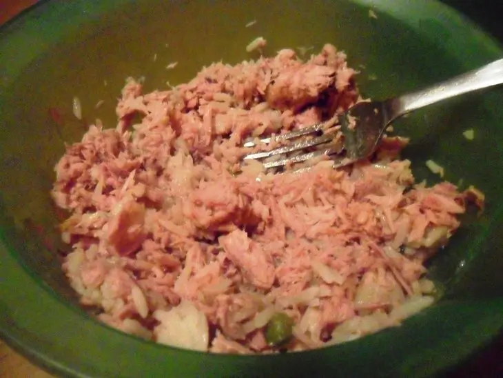 Фаршированный ленивый пирог с рисом и тунцом: шаг 2