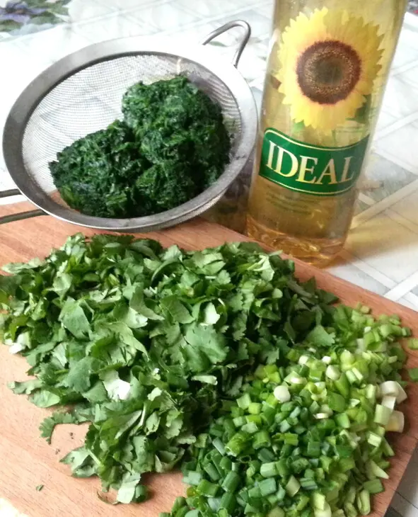 Курица с орехами на зеленой подушке: шаг 1