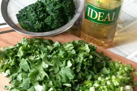 Курица с орехами на зеленой подушке: шаг 1
