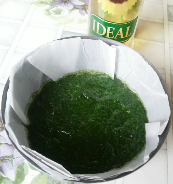 Курица с орехами на зеленой подушке: шаг 2
