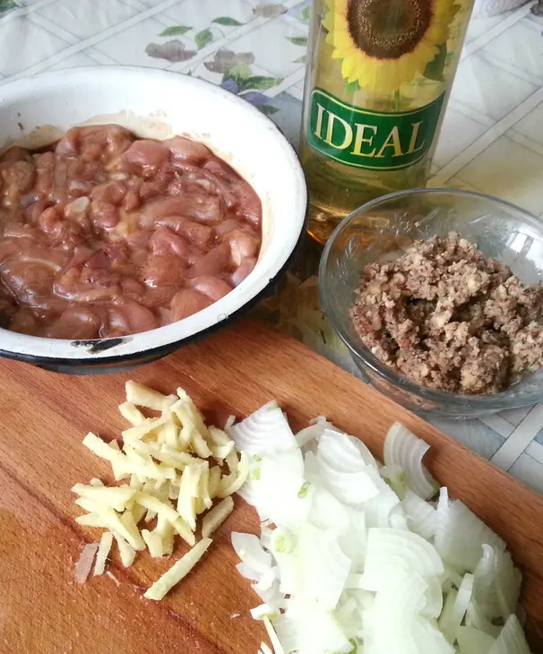 Курица с орехами на зеленой подушке: шаг 4