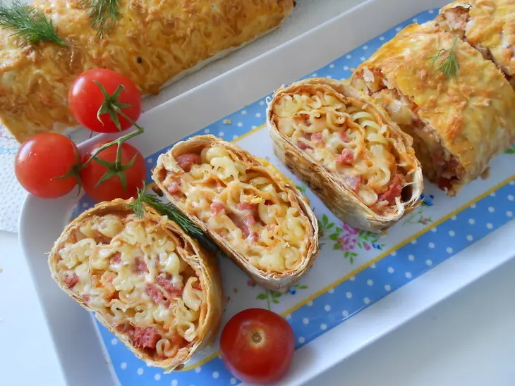 Пицца с фузилли в лаваше или рулет с макаронами: шаг 9