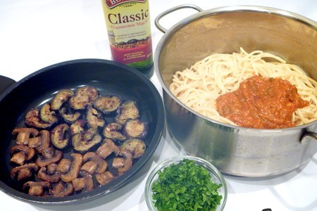 Спагетти в томатном соусе с баклажанами и грибами: шаг 4