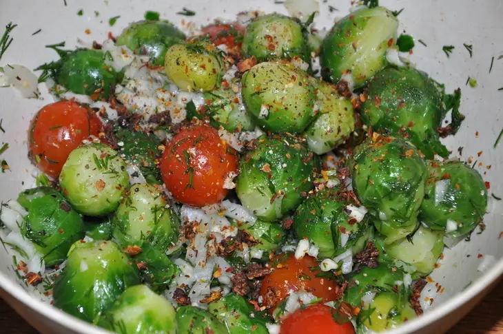 Брюссельская капуста, запеченная с помидорами: шаг 3