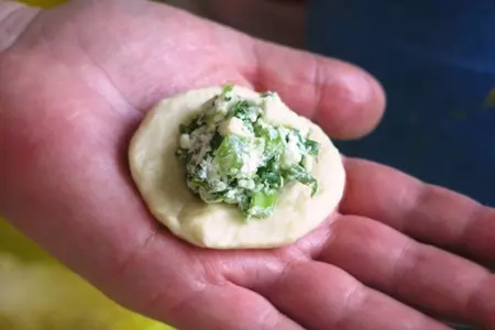 Пончики-пирожки с зеленью и сырами.: шаг 5